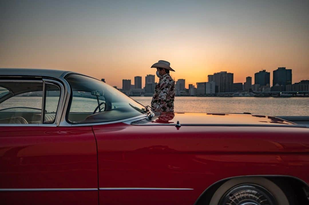 AFP通信さんのインスタグラム写真 - (AFP通信Instagram)「#AFPrepost 📷 @fong_fifi - Old but gold: Tokyo's retro car owners revel in modern classics -⁣ .⁣ Hiroyuki Wada, who runs a vintage car service company, standing next to a 1959 Cadillac Coupe DeVille after a gathering of auto enthusiasts in Tokyo.⁣ .⁣ Fast and furious they aren't, but for a group of Japanese retro car enthusiasts the sleek lines and high shine of their old-school models hold a much more special charm.⁣ .⁣ A loose club of fans rolls up most weekends in central Tokyo to show off their Cadillacs, Chevrolets and other modern classic vehicles from the mid to late 20th century.⁣ .」2月15日 23時08分 - afpphoto