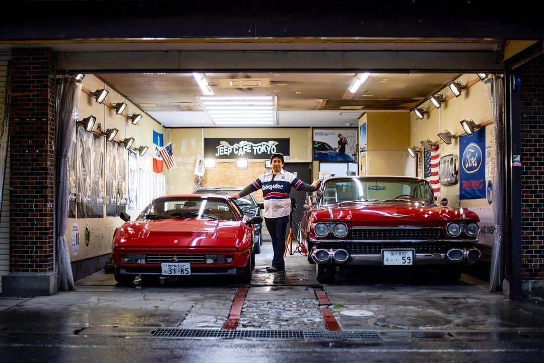 AFP通信さんのインスタグラム写真 - (AFP通信Instagram)「#AFPrepost 📷 @fong_fifi - Old but gold: Tokyo's retro car owners revel in modern classics -⁣ .⁣ Hiroyuki Wada, who runs a vintage car service company, standing next to a 1959 Cadillac Coupe DeVille after a gathering of auto enthusiasts in Tokyo.⁣ .⁣ Fast and furious they aren't, but for a group of Japanese retro car enthusiasts the sleek lines and high shine of their old-school models hold a much more special charm.⁣ .⁣ A loose club of fans rolls up most weekends in central Tokyo to show off their Cadillacs, Chevrolets and other modern classic vehicles from the mid to late 20th century.⁣ .」2月15日 23時08分 - afpphoto