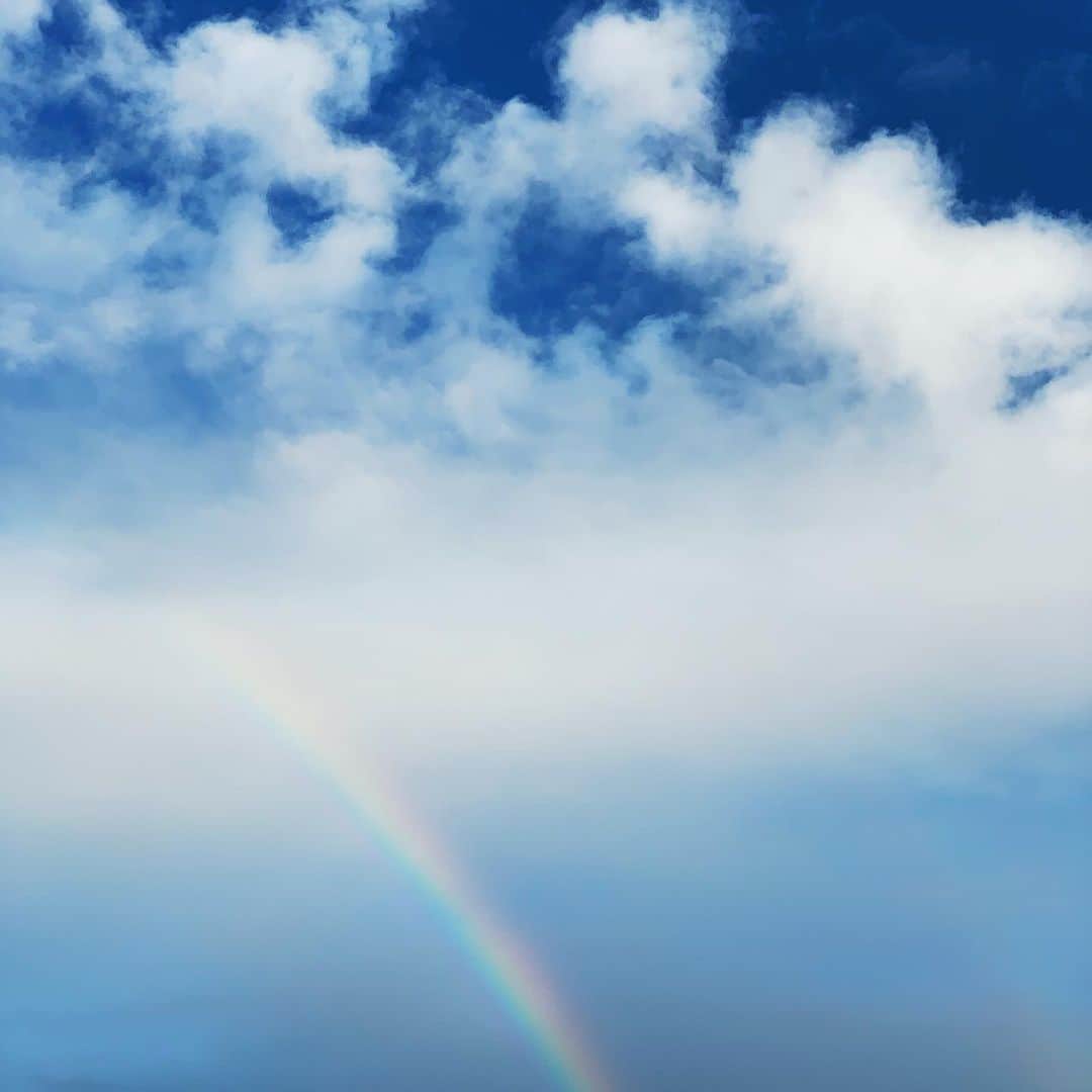 奥菜恵さんのインスタグラム写真 - (奥菜恵Instagram)「大雨の後は虹。 自然はいつも色んな事を教えてくれる。 きれいな虹を目の前に、長女とキャーキャー言いながら虹の写真を撮ってる時間が楽しかった。 なんでもない瞬間が幸せ。なんでもない時間があることに感謝。  #今日の空 #虹 #幸せ」2月15日 23時08分 - megumi_okina