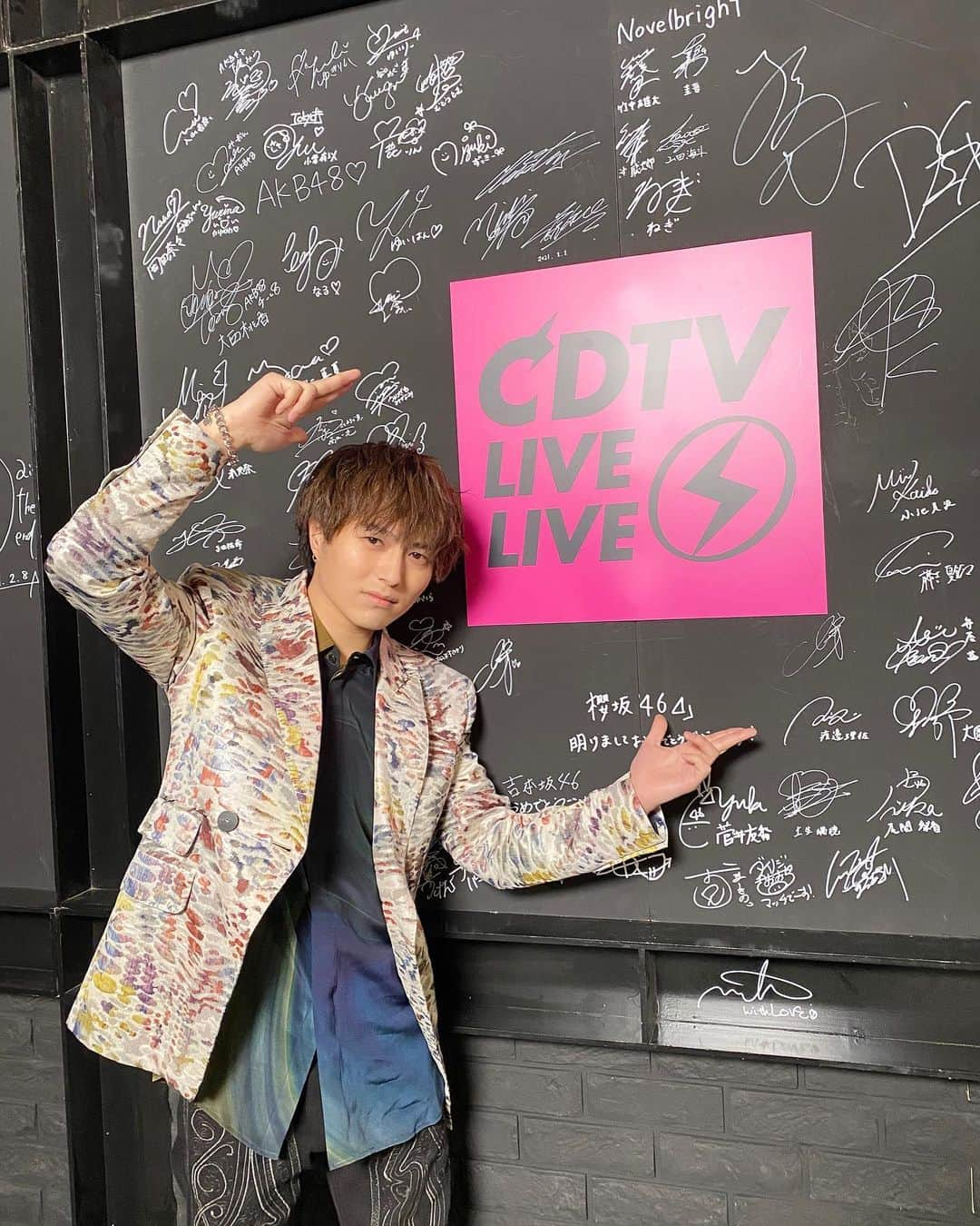 竹中雄大さんのインスタグラム写真 - (竹中雄大Instagram)「CDTV ライブ! ライブ! 観てくれてありがとうございました！ 皆さんいかがでしたか？？ ツキミソウは地上波で初めてフルで歌えて、 おまけにSunny dropも歌えて嬉しかった！ 何回出ても毎度最高に幸せな気分。 また歌いにこれますように。  P.S. 共演やったSUPER BEAVERの渋谷さんと 写真撮った！ありがとうございました😊 (2人とも衣装派手。笑)  #novelbright #竹中雄大 #ツキミソウ #sunnydrop  #cdtvライブライブ #cdtv #superbeaver #渋谷龍太  #緑黄色社会 #の #みんなとも  #何気に初めて写真撮った #笑  #その写真は #twitterに載せてます  #次は #ライブで普通に #対バンしたいね」2月15日 23時08分 - yudai_vo