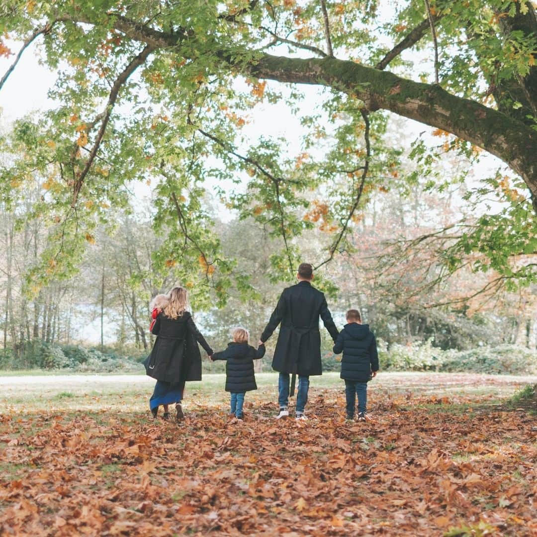 マイケル・ブーブレのインスタグラム：「Family is everything, isn’t it? One of the things that I’m most thankful for in this season, is the opportunity to spend time with my beautiful family. From our family to yours, we wish you a wonderful Family Day today! Enjoy making special memories with those you love.   #familyday #britishcolumbia #canada」