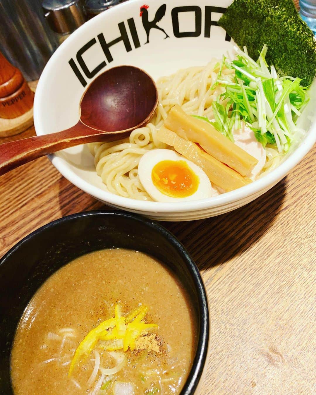 小島亜輝子のインスタグラム：「日曜に食べた鶏そば十番156さんの 鶏煮干つけそば🐓 ﻿ 実家の界隈は佐野ラーメンが近いこともあってラーメンといえばあっさり透明スープで育った私ですが、 今ではすっかり濃厚スープ大好き派に。 (もちろん佐野ラーメンも大好き😘💕)  煮干のうまみが感じられる濃厚スープ。 麺はあつもりで頂きました。 トッピングのメンマが歯応えあってかなり好み。 ﻿ ラーメン屋さんなら黙って前向いて食べてサッと出る！なので感染リスク少ないかな。 店内広くて隣の方との間隔も取れて、 アルコールなど感染対策もしっかりされていて安心して頂けました。  とはいえ、 1日も早く、感染を気にせずみんなでワイワイしながら楽しく外食できる日が来ますように。 ﻿ #港区 #麻布十番　#ichikoro #鶏そば十番156 ﻿ #東京グルメ　#グルメスタグラム ﻿ #小学生2年生　#小学生ママ﻿  #男の子ママ﻿ #医学生 #文学部卒　#教育学専攻　#文系からの医学部受験﻿ #オンラインレッスン ﻿ #話し方レッスン﻿ #フリーアナウンサー　#オンライン司会 ﻿ #ナレーション収録　#ナレーター　﻿ #スピーチトレーナー小島亜輝子﻿ #アナウンサーが教える話し方 ﻿  #起業家　#女性起業家 #フリーランス﻿ #気象予報士　#群馬県出身」