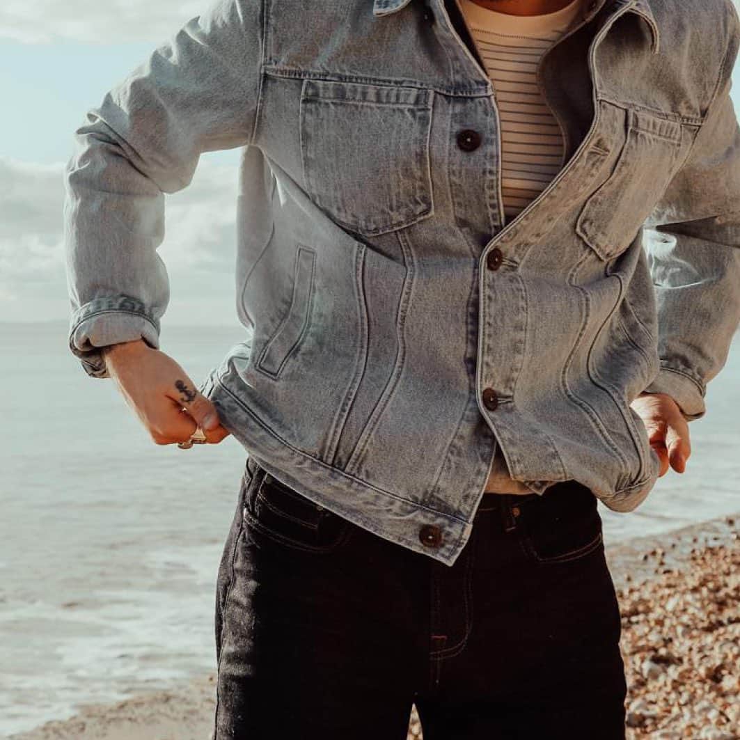 Ted Bakerさんのインスタグラム写真 - (Ted BakerInstagram)「@thomas.m.lloyd goes tone on tone with the sea. (Light wash denim jacket: HELMIT . Denim Jean: OSMAR)  Click the Link in Bio to be the first to know about our Spring Collection.」2月15日 23時02分 - tedbaker
