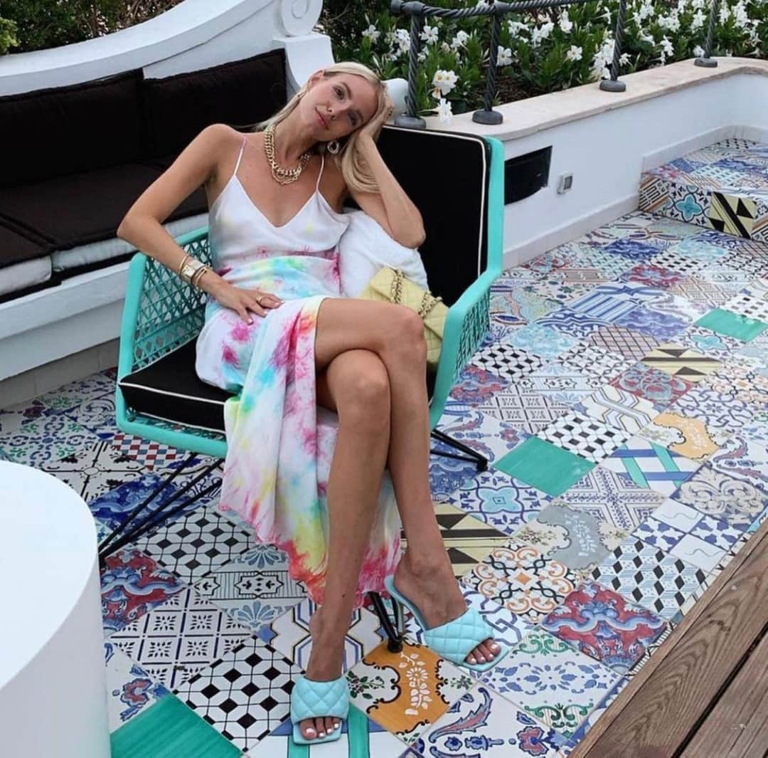 ダニジョーのインスタグラム：「Living in color via @leoniehanne 🌈🦋💛 #dannijogirls」