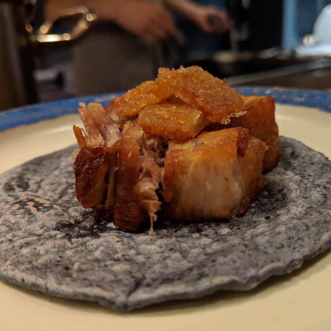 "TERIYAKI" テリヤキ編集部さんのインスタグラム写真 - ("TERIYAKI" テリヤキ編集部Instagram)「メキシコ料理のイメージを覆す革命児 【LOS TACOS AZULES】📍東京 三軒茶屋  TERIYAKI’s BEST RESTAURANT2020では、SILVER店舗にも輝くメキシコ料理店。  同店では、世界に一つしかないという製粉機で挽く「ブルータコス」が楽しめます。 さらに特筆すべきなのは、手軽に食べるタコスとは違い、コース仕立ての同店でしか食べられないスタイル！  コースで提供されるのは、トルティーヤと旬の食材で一品寿司をイメージしたもの等、オリジナリティ溢れるものばかり。  ファストフードのイメージが覆るほど、繊細で驚きの連続のメキシコ料理。是非一度体験してみてください！  〜3/7までは、9:00-15:00で"朝タコス"なるブランチを楽しめるとのことです😋  #LOSTACOSAZULES #lostacos  #ロスタコスアスーレス  #ロスタコス」2月15日 23時03分 - teriyaki_jp
