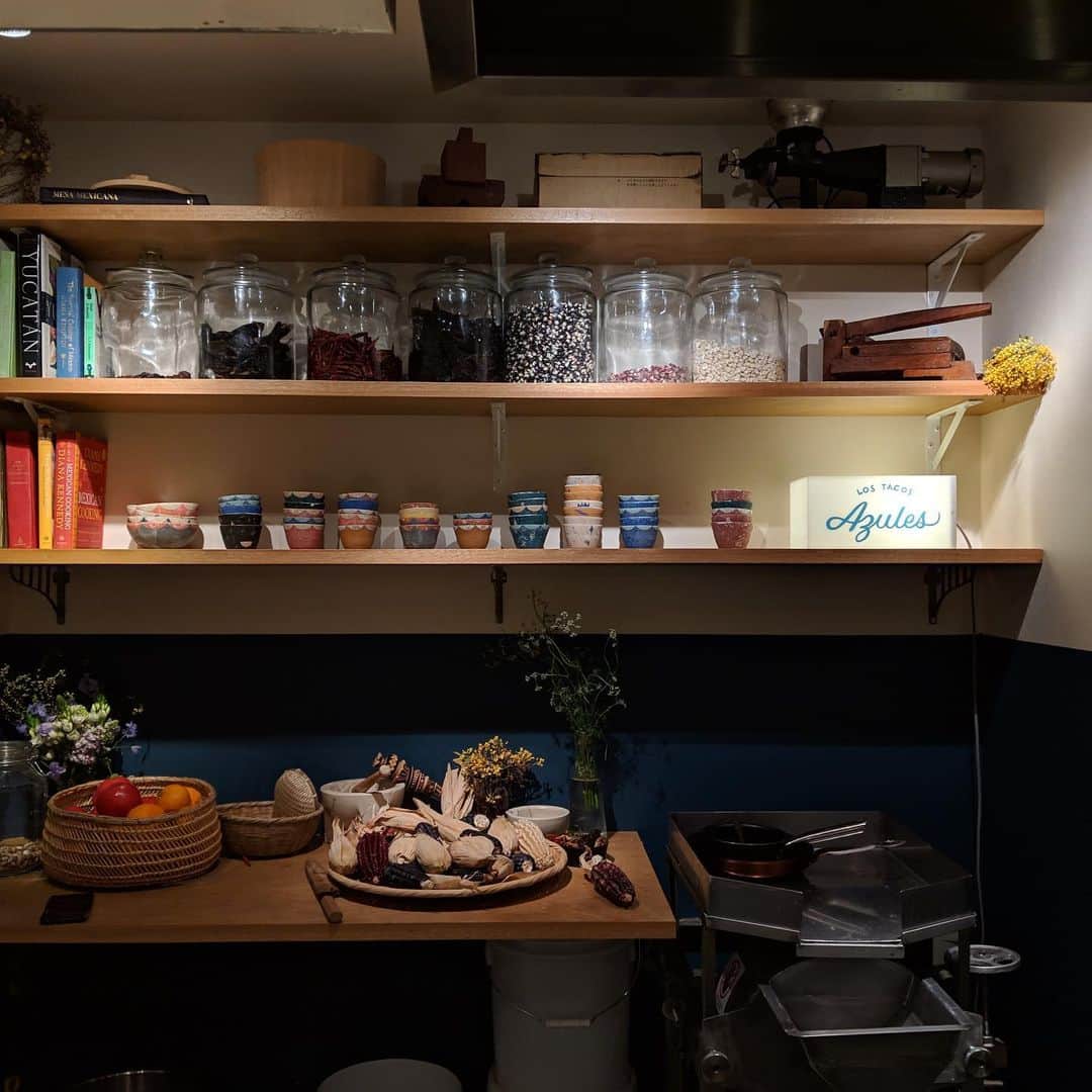 "TERIYAKI" テリヤキ編集部さんのインスタグラム写真 - ("TERIYAKI" テリヤキ編集部Instagram)「メキシコ料理のイメージを覆す革命児 【LOS TACOS AZULES】📍東京 三軒茶屋  TERIYAKI’s BEST RESTAURANT2020では、SILVER店舗にも輝くメキシコ料理店。  同店では、世界に一つしかないという製粉機で挽く「ブルータコス」が楽しめます。 さらに特筆すべきなのは、手軽に食べるタコスとは違い、コース仕立ての同店でしか食べられないスタイル！  コースで提供されるのは、トルティーヤと旬の食材で一品寿司をイメージしたもの等、オリジナリティ溢れるものばかり。  ファストフードのイメージが覆るほど、繊細で驚きの連続のメキシコ料理。是非一度体験してみてください！  〜3/7までは、9:00-15:00で"朝タコス"なるブランチを楽しめるとのことです😋  #LOSTACOSAZULES #lostacos  #ロスタコスアスーレス  #ロスタコス」2月15日 23時03分 - teriyaki_jp