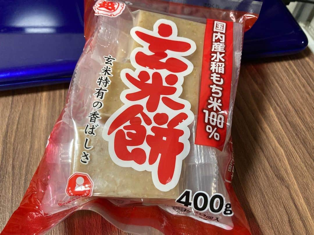 てっぺいさんのインスタグラム写真 - (てっぺいInstagram)「しりとりご飯 うにくらげ ⇒玄米餅 スーパーをハシゴして、閉店間際でやっと見つけました。バラ売りなしでした。 次は『ち』です。」2月15日 23時03分 - nice_teppee