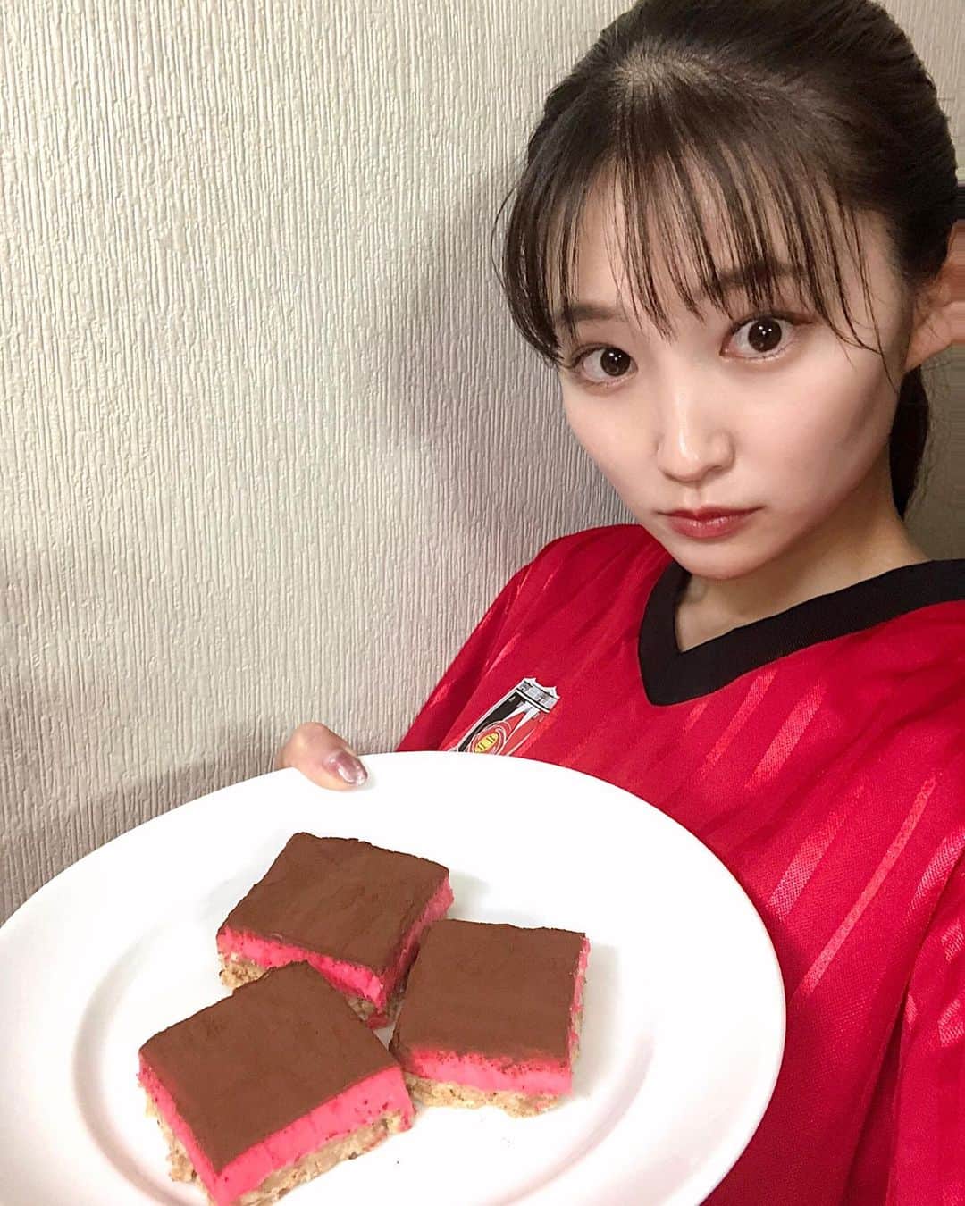 加藤早和子のインスタグラム：「❤︎ Happy valentine🍫💝  今年のバレンタインは学校もないので チョコレートをあげる機会はなかったのですが、、  開幕戦まで残り12日！！楽しみだなあ〜〜〜 と思いながらレッズカラーのチョコレートケーキを 作って楽しみました☺️💭 . . #浦和レッズ #赤き血の女子たち #女子大学生 #青山学院大学 #urawareds #urawa #soccer #ggrgirls」