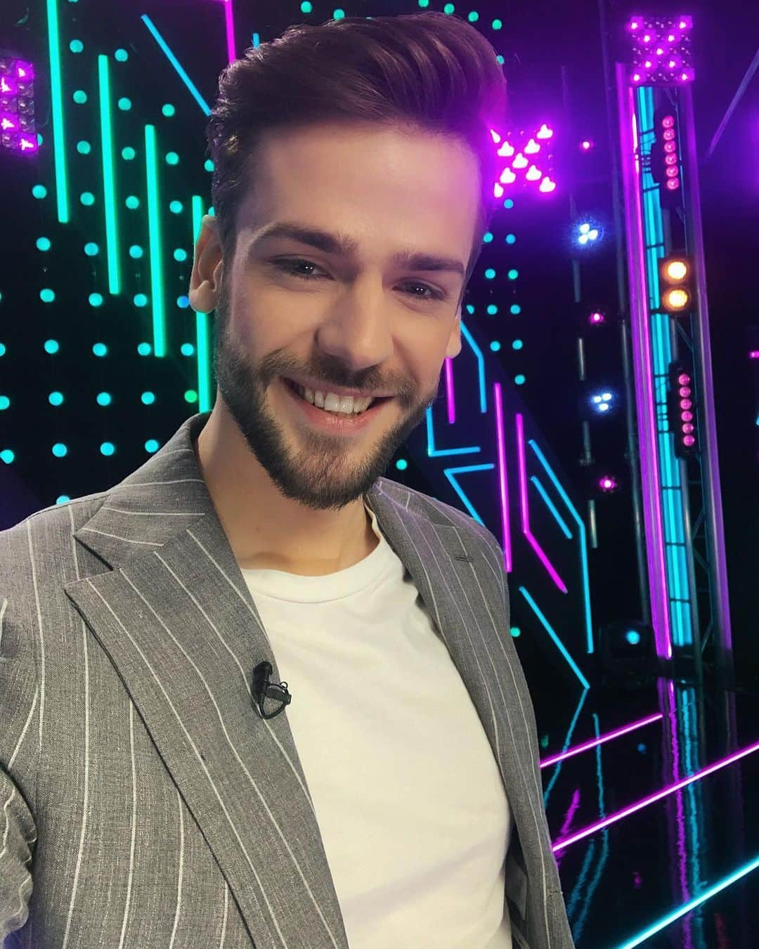 RU.TVさんのインスタグラム写真 - (RU.TVInstagram)「@artemvast уже ждёт вас в прямом эфире программы #ТЕМА ! 📺  ⠀ Вопрос дня : ЧТО ХОТЕЛИ ПОЛУЧИТЬ НА ДЕНЬ СВЯТОГО ВАЛЕНТИНА И ЧТО ПОЛУЧИЛИ? Делитесь своими историями в комментариях! 🥰 ⠀ За образ ведущего благодарим @iconsuit_russia ❤️」2月15日 23時04分 - ru_tv