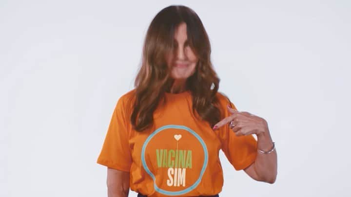 ファチマ・ベルナルデスのインスタグラム：「A vacina é a nossa esperança de retorno à vida que conhecemos. A vida cheia de abraços, sorrisos, família e amigos reunidos, juntinhos. Por isso, eu sou #VacinaSim. Eu, a @redeglobo, @portalg1, @globonews, @jornaloglobo, @jornalextra, @estadao, @folhadespaulo e @uoloficial. A vacina salva vidas. Lembre-se disso!」