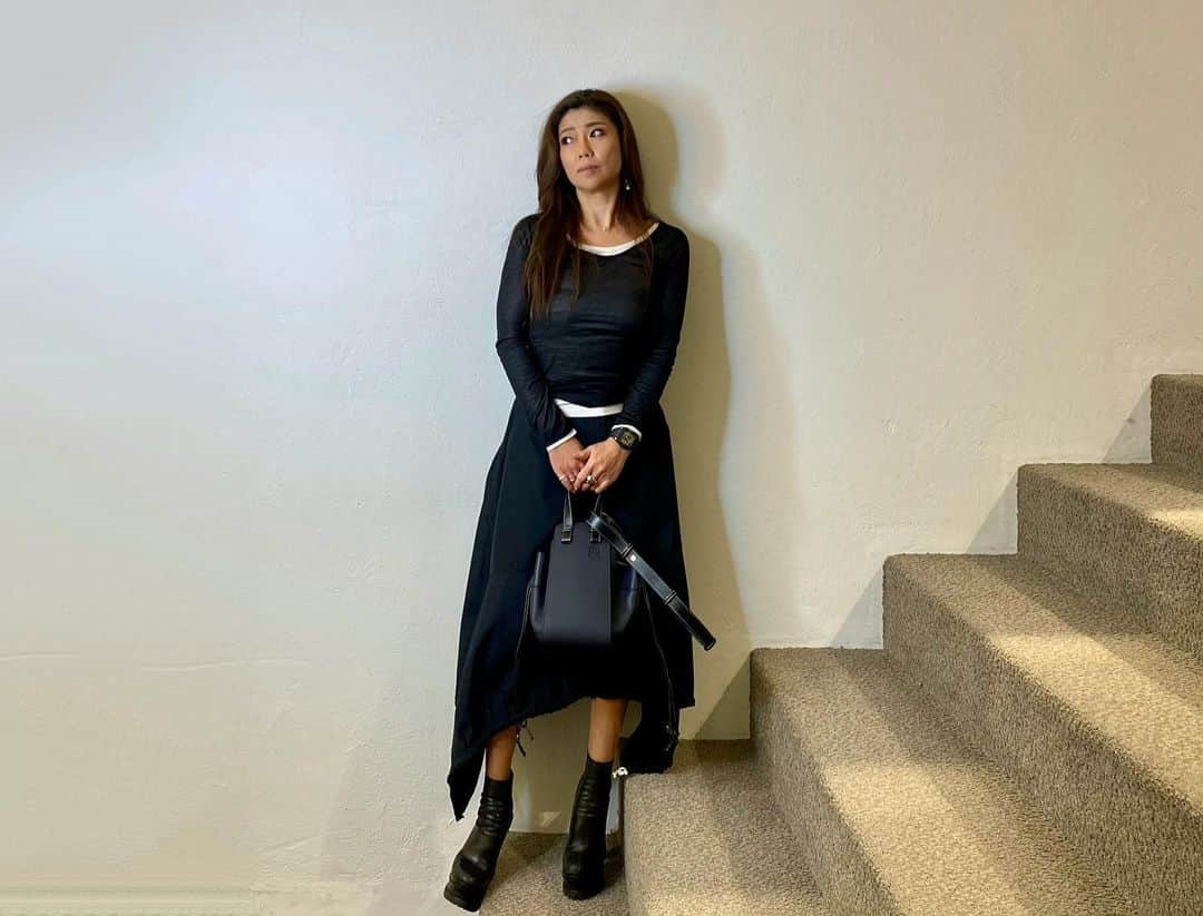 Taki Tanakaのインスタグラム：「ＬＯＥＷＥ #ootd #outfitoftheday #outfit   #LOEWE #blackandwhite tops,skirt, scarf,bag @loewe   #ロエベ #ラブ  日本国内のセレクトショップでロエベを展開しているお店はもう本当に限られている中、I Z Aでは最初から継続してずっと取り扱いさせてもらっていることが本当に嬉しい。 大好きなブランド。これからも大切に大切に売っていきたい。  #良いもの好きなものを長く愛そう   @iza_official  #instorenow   #izastagram」