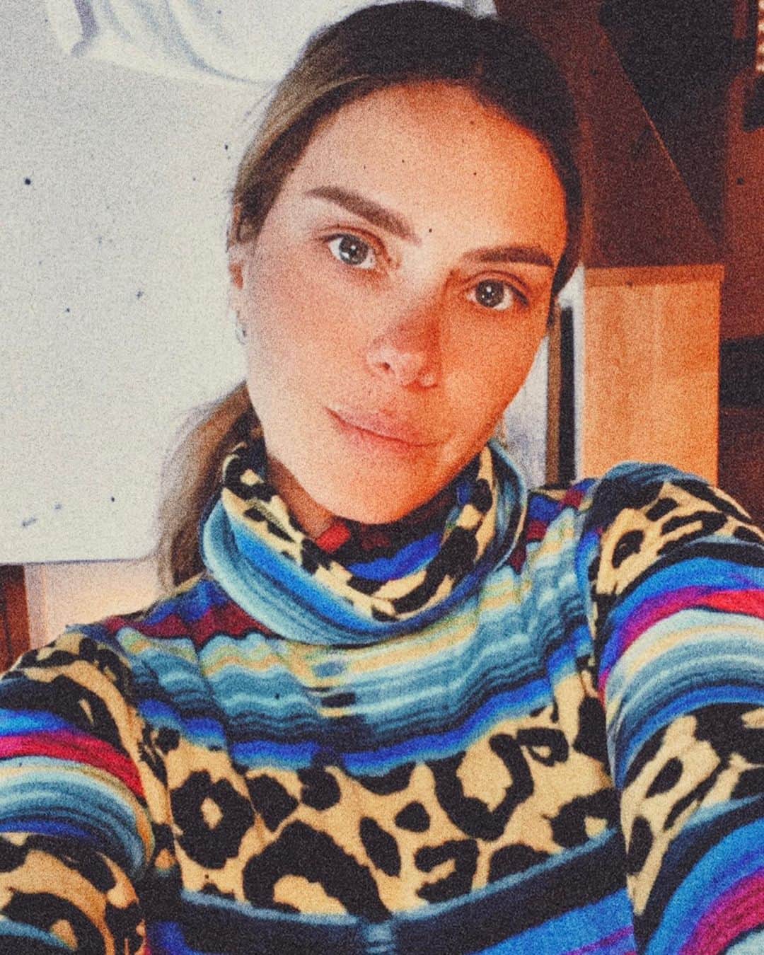 カロライナディークマンのインスタグラム：「bom dia, neve. tchau, neve. vc tava maravilhosa,  mas eu quase morri de frio... um beijo, até já! (ou simplesmente, apenas uma selfie de despedida...)」