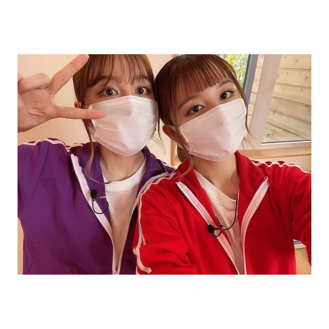 りかりこさんのインスタグラム写真 - (りかりこInstagram)「. 明日✉️  2月16日(火）午後3時40分～4時54分 テレビ東京「よじごじDays」 『ハウススタジオ版名物さんぽ』 ロケに挑戦しました！  何故ジャージなのか 是非、見てくださいねっ✨ #りかりこ #双子 #よじごじdays」2月15日 23時09分 - rikariko_official