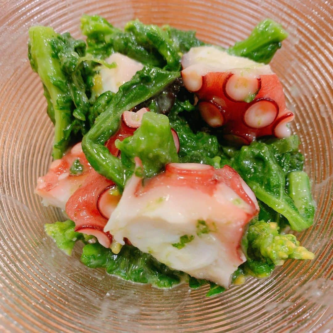 亜希子のインスタグラム：「私のインスタグラム、ひっそりと料理系の投稿が伸びがいいの、知っているのです。  しかし、料理好きと名乗るには、あまりにも日頃からズボラなので、申し訳ない。。  とにかく今夜も簡単メシ🍙全てがめんどくさい。 私は5分で美味いものを食べたいの。というわけで、  菜の花を3分茹でたら氷水に晒して、水気を搾る。  そこに角切りタコと、辛子酢味噌を和えたら天国。  ほかには、何も要りません。  #亜希子のズボラ飯」
