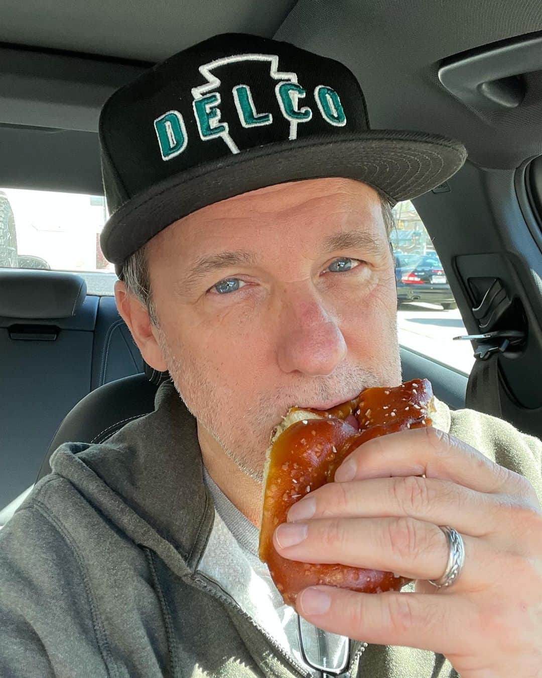 トム・ベリカのインスタグラム：「Bringing a little hometown Philly in with the unbelievable @shappypretzel and lid by @delcodaveeed #phillybred #delco」