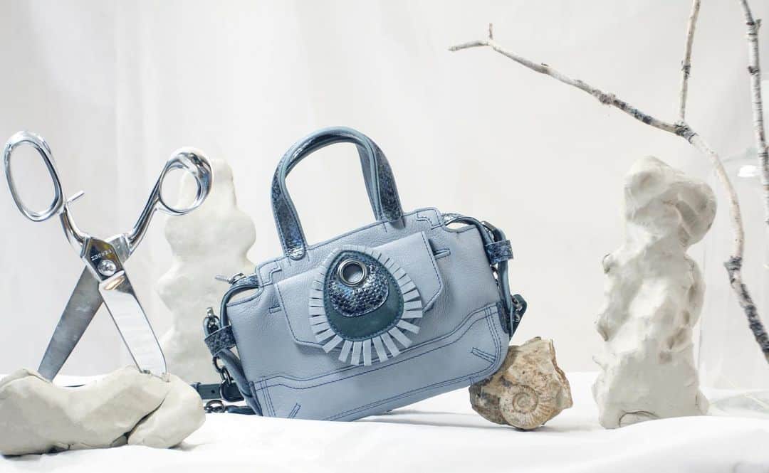 ジャマンピュエッシュのインスタグラム：「An original mini-bag with multiple compartments is available on sales up to 50% off.」
