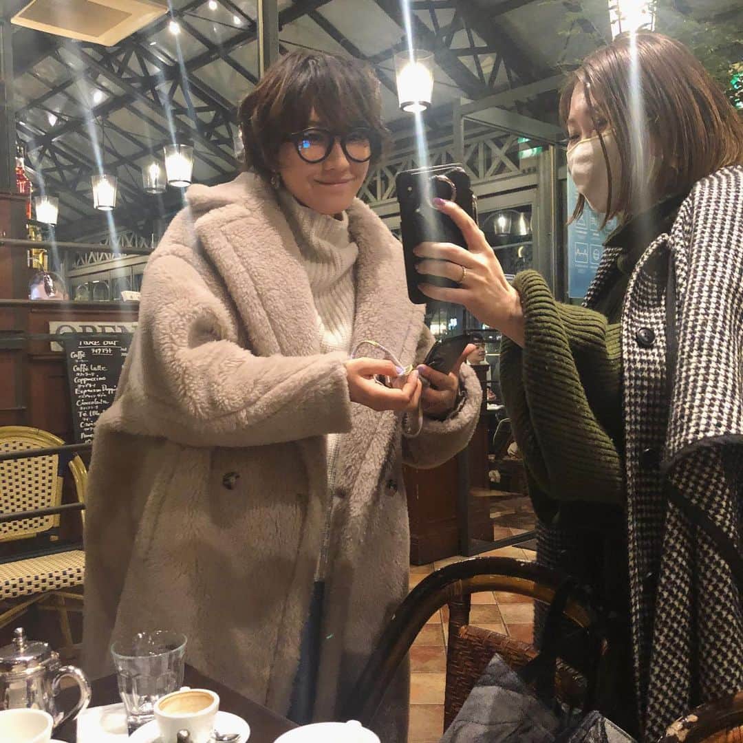 風間ゆみえのインスタグラム：「Bose Frames Rondo👓  @junjitanigawa さんのかけていた眼鏡が気になり、それって？と、 かけさせてもらったら驚いちゃッた😂　すごい。 オーディオサングラス。 じゅんじさんと同じく私もブルーライトカットのレンズに入れ替えて眼鏡にしました(もとはサングラス)。  アナログタイプな私にはこのオーディオサングラスがもう革新的で、さすがのBOSEクオリティーサウンドよ✨　  あの、耳からうどんが出ている様に見えて仕方ないワイヤレスのイヤホンが好きになれず、いつまでも有線のイヤホンを使っていましたが、白馬に乗った王子がやってきた気分‼︎って、その表現が適当なのかは置いておいて、とにかく使いはじめてからやはり、出会う人、出会う人に聞かれるこのBose Frames Rondo、良き。これからもよろしく🙏  と、写真は、皆に自慢しているところです。笑、嘘です。 これこれ！とおすすめ、説明しているところです。笑」