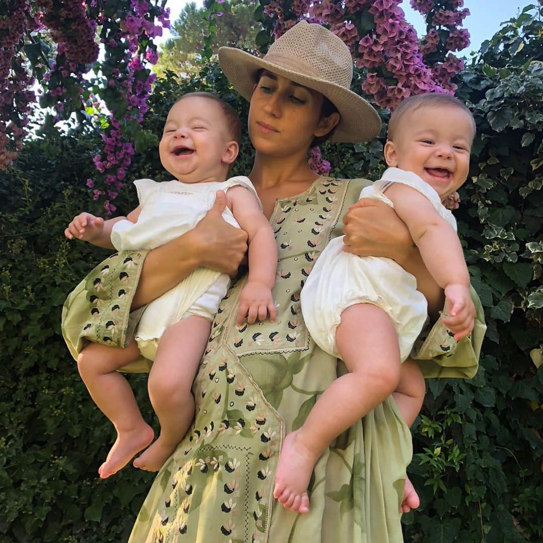 デルフィナデレトレズのインスタグラム：「Happy birthday Tazio & Dardo 🎈🎈 Since I brought you into this world I have signed your indissoluble bond 🥨  I love us @nicovascellari   #delfinadelettrez」