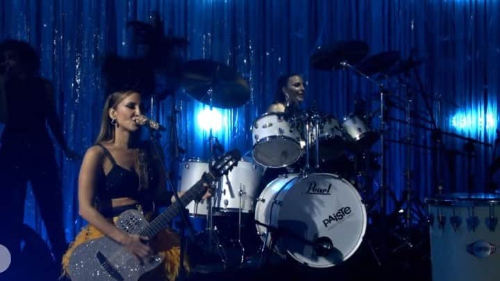 Claudia Leitteのインスタグラム：「Nosso agradecimento aos músicos incríveis que também são nossa família, em especial a @radamesvenancio e @lusustenido; às nossas equipes técnicas e escritórios- CIEL e IESSI- a @mmpedreira e @fabioalmeida01, à @macacogordo @chicok 🤩🤩🤩🤩🤩🤩🤩🙌🏻🙌🏻🙌🏻🙌🏻🙌🏻🙌🏻🙌🏻」