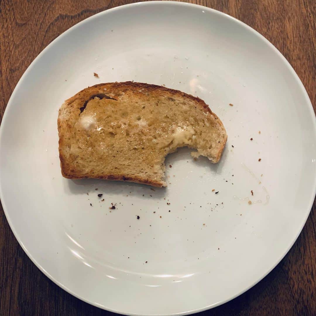 ブリジット・モイナハンさんのインスタグラム写真 - (ブリジット・モイナハンInstagram)「Love is .. one of your BFF’s bringing you a freshly homemade loaf of bread on Valentine’s Day! #yum #gifted  #homemade #pipinghot  @amydsn #butter #honey #salt #perfection」2月15日 23時18分 - bridgetmoynahan