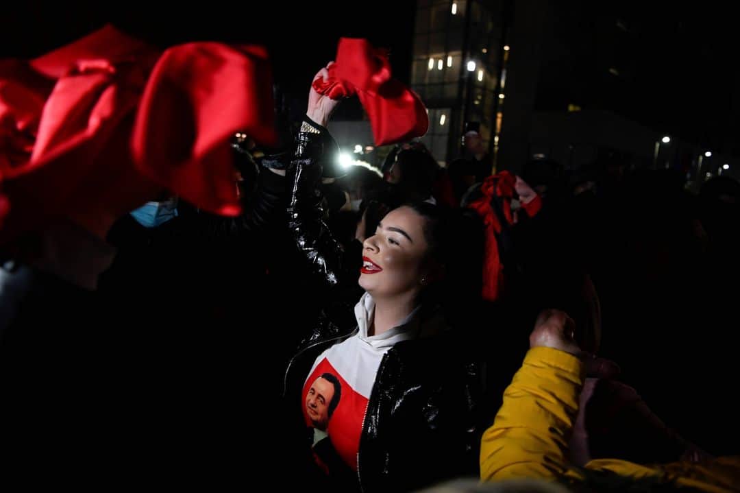 ルモンドのインスタグラム：「Cette fois, il tient une victoire claire qui devrait lui permettre de gouverner le Kosovo sans craindre d’être renversé. Après plus de vingt ans d’activisme qui l’ont mené plusieurs fois en prison, le leader de gauche nationaliste Albin Kurti a largement remporté les élections législatives kosovares, organisées de manière anticipée dimanche 14 février.⁣ Selon des résultats basés sur 97 % des suffrages dépouillés, M. Kurti arrive largement en tête avec 48,20 % des voix. Et encore, les votes de la diaspora, qui lui sont traditionnellement très favorables, ne seront ouverts qu’à partir de lundi. Il devrait ainsi obtenir au moins une cinquantaine de sièges sur les 120 du Parlement de Pristina et pouvoir compter sur les représentants des minorités ethniques pour compléter sa majorité.⁣ Depuis l’indépendance en 2008, jamais un parti n’avait remporté une telle victoire. « Ces élections étaient plus qu’une élection, c’était un référendum sur la justice et la corruption, et on l’a largement gagné. On va certainement constituer un gouvernement sans inclure ceux qui doivent aller se réformer dans l’opposition », a-t-il déclaré, alors que ses partisans ont défilé tard dans la nuit dans les rues des grandes villes du Kosovo en brandissant les drapeaux albanais.⁣ -⁣ Les partisans du mouvement Vetevendosje (Autodétermination) célèbrent leur victoire aux élections parlementaires à Pristina le 14 février 2021. Photo : Armend Nimani (@armendnimani))/ AFP (@afpphoto)⁣ -⁣ #Kosovo #vote #vetevendosje」