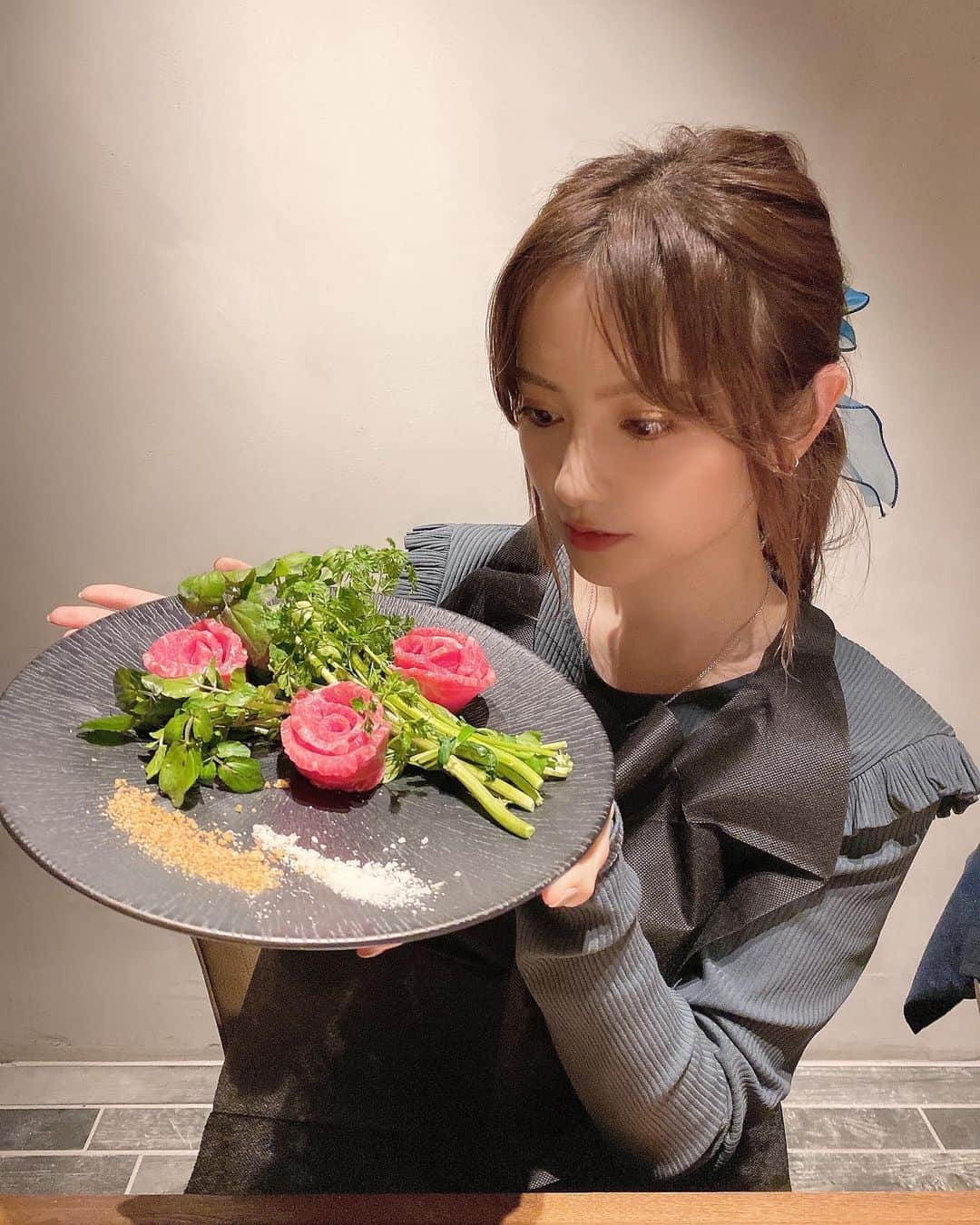 桃月なしこさんのインスタグラム写真 - (桃月なしこInstagram)「YAKINIKU！ 美味しい物食べてる時が1番幸せ  #桃月なしこ #なしこたそ #うしごろ #ushigoro #ushigorobambina #ushigorokan #うしごろ表参道店 #焼肉」2月15日 23時21分 - nashiko_cos