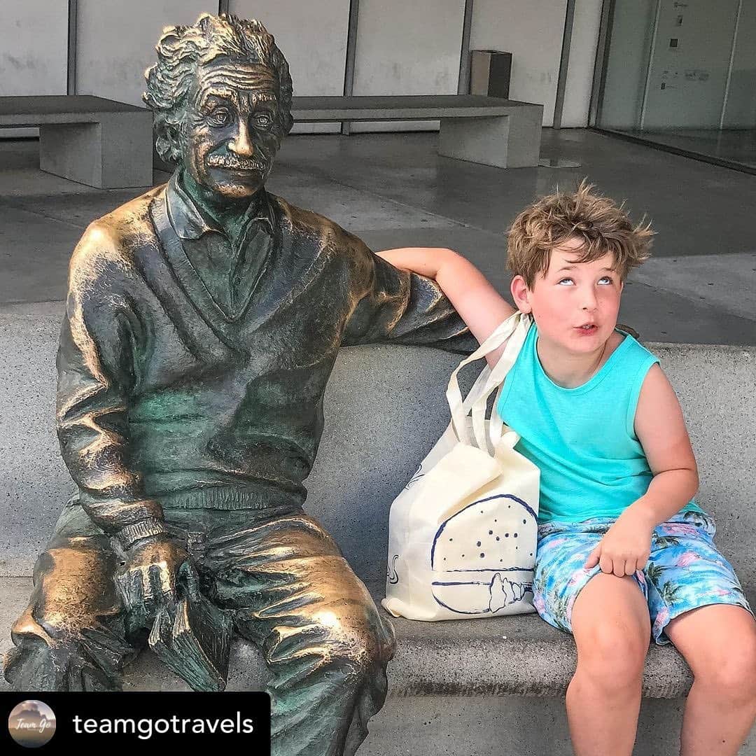 アルベルト・アインシュタインのインスタグラム：「An Einstein fan discussing the theory of relativity with his hero. Posted @withregram • @teamgotravels」