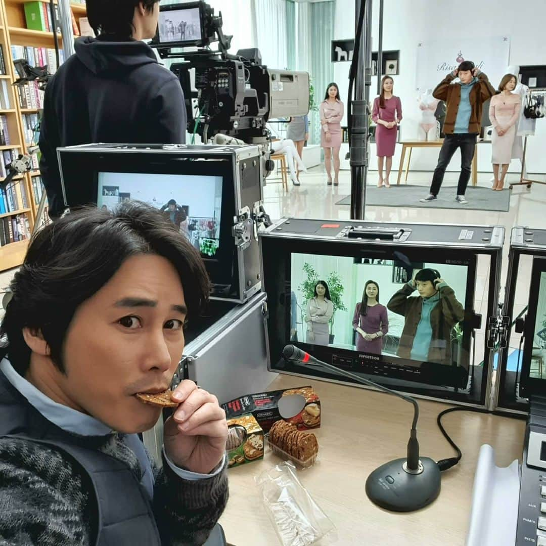 チョン・テウさんのインスタグラム写真 - (チョン・テウInstagram)「태우는 홈쇼핑 PD 진운인 FD 오늘의 품목은 란제리입니당~  #오마이고스트 #OMG #📽 #찰떡궁합 #정태우 #정진운」2月15日 23時24分 - _jungtaewoo