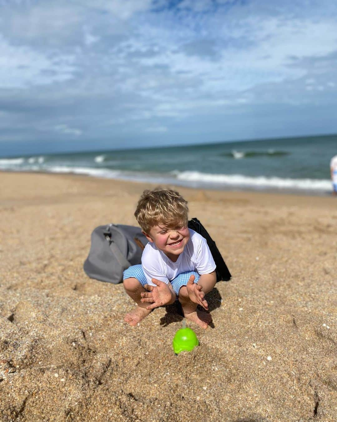 ジェッサ・ダガーさんのインスタグラム写真 - (ジェッサ・ダガーInstagram)「We traveled to Florida for a friend’s wedding last weekend, and ended up making a mini vacation out of our trip! The kids were in awe of the beauty of the beach! 🏖 Click the link in my bio to see some highlights from our beach day!」2月15日 23時35分 - jessaseewald