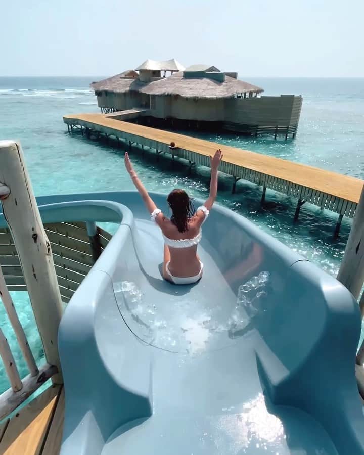 バーボラ・コディトヴァのインスタグラム：「I wish I could slide into every Monday like at the @discoversoneva’s #SonevaFushi 🌊」