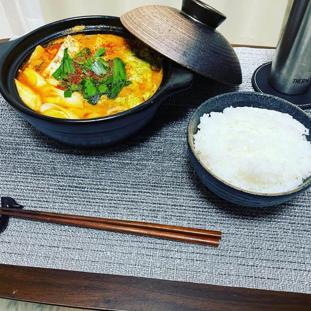 沢村玲/REIのインスタグラム：「今日もクックパッドから"キムチ鍋"!!  二枚目はブログでも言ってた"生チョコ"!!  どちらも美味でハッピーなれいちぇる☺️  #クックパッド  #cookpad  #料理男子  #料理上手になりたい」