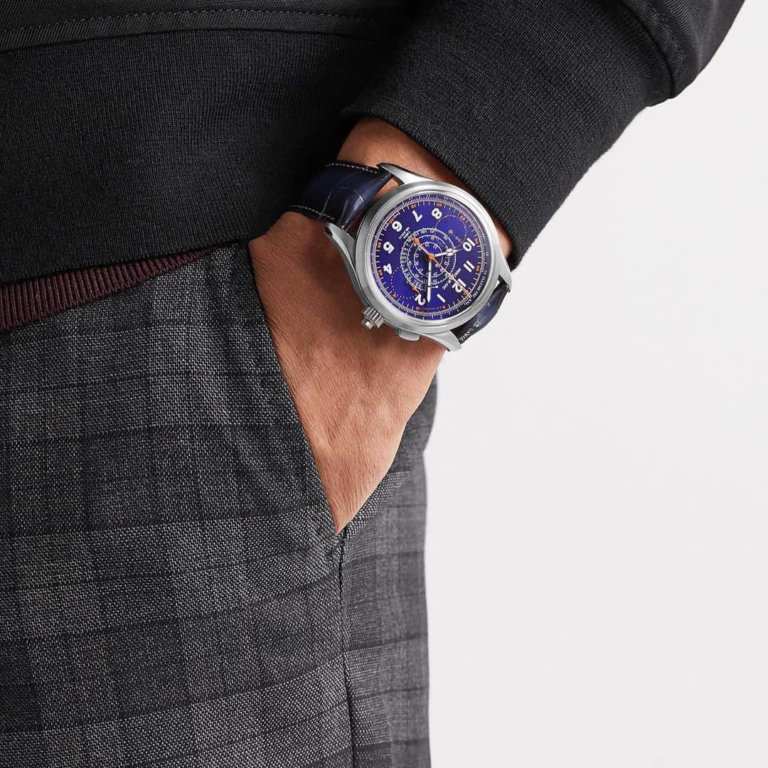 MR PORTERのインスタグラム：「The real knockout stars of @montblanc’s journey into the world of luxury watches so far have been its top of the range chronographs. Made in limited numbers by a specialist team, they are notable for their sensationally-structured, beautifully hand-finished movements - unobstructed by an automatic winding rotor. But the dials deserve praise too, especially this blue gradient number with orange accents and a concentric tachymetric scale at the centre. A flamboyant tribute to classic chronograph watchmaking. Hit the link in our bio for a closer look.  Follow @mrporterwatches for the latest news, expert insights and luxury watches offered at MR PORTER.」
