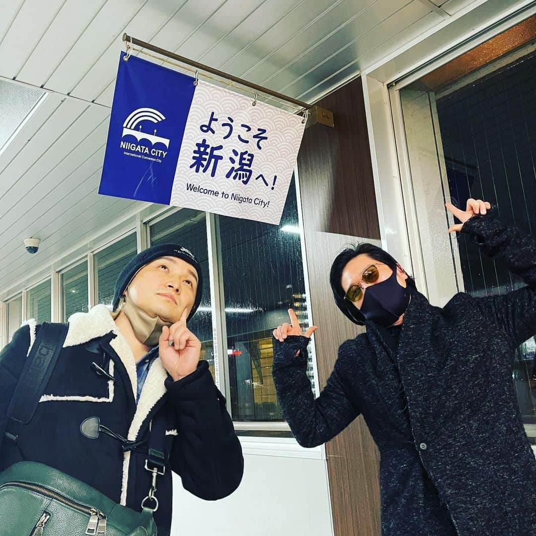 清塚信也さんのインスタグラム写真 - (清塚信也Instagram)「#NAOTO さんとの山形コンサート、地震と雪の影響でどうしようか…というところでしたが、新潟を経由して車ででも来て欲しいとのことなので、勇気を出して！ @naoto_poper」2月15日 23時33分 - shinya_kiyozuka