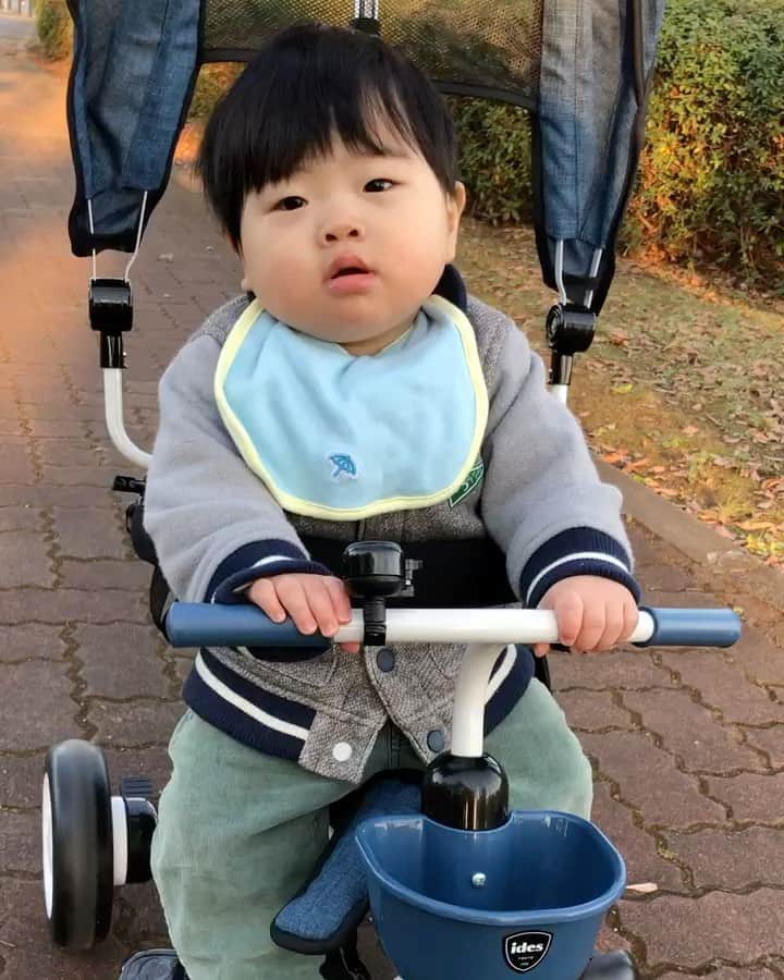 のインスタグラム：「動画の最後、たのしいって言ってるように聞こえるのは気のせい？ ちょうど一歳になったばかりでまだ聞いた音を真似できなかったはず。 そう聞こえたい親心からの空耳だったらごめんなさい😅  #1歳　#三輪車　#ides #1yearold #아들 #아들스타그램 #子育て　#育児」