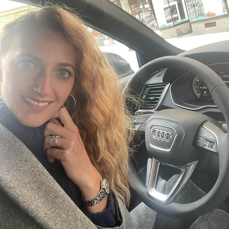 PetraKvitovaのインスタグラム：「Staying warm in the car because Czech winter is a shock to the system 🥶😃   @audiczechrep  @tagheuer  @alo.diamonds」