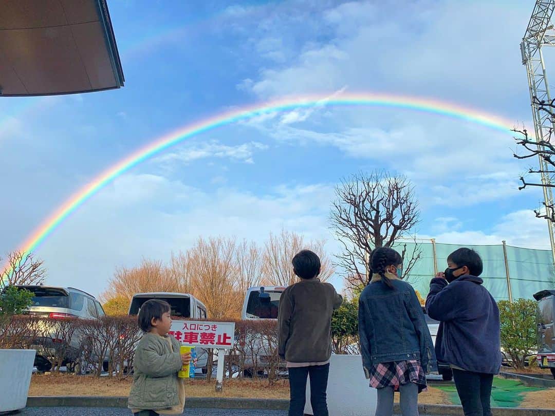 ᴋᴀɴᴀᴋöさんのインスタグラム写真 - (ᴋᴀɴᴀᴋöInstagram)「🌈✨ 👦🏻👦🏻の習い事に行く途中、 虹が見えて みんなで 大興奮🤩🌈 * こんなにキレイな虹、初めて見た🥺🙏🏻💕 *  👶🏻も初めて虹を見たので、嬉しそうでした🥰🌈✨ * #rainbow#虹#ダブルレインボー#後ろ姿#🌈」2月15日 23時40分 - kanakokko_34_