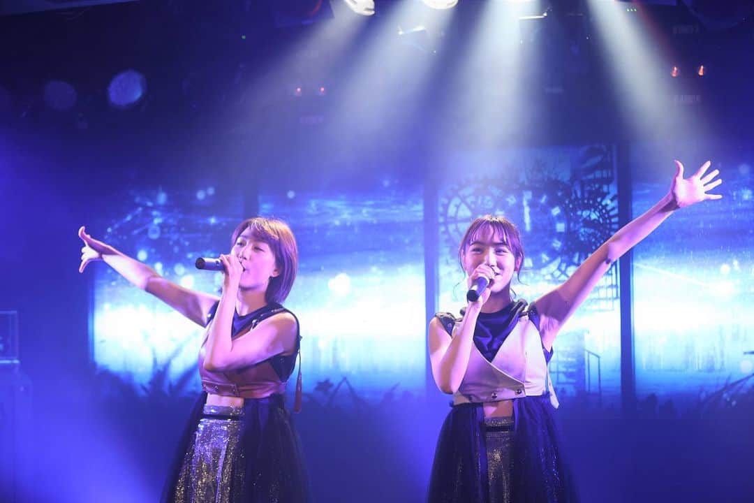 永山飛鳥のインスタグラム：「2021年初、あすきょう定期ライブの日が迫っております✨✨  制限が厳しく、ライブ会場に足を運ぶのが難しい方もいらっしゃるかと思いますが、配信もあるので、今週の2月20日(土)はあすきょうのライブで楽しんでいただけると嬉しいです😊😊  もちろん！ライブハウスでもお待ちしています💕💕  ぜひ、お越しください🙇‍♀️  ちょっとしたサプライズもあるかも✨✨  詳細  2月20日(土) 会場:四谷ロータス 開場12:00 開演12:30 チケット¥3000＋D ↓チケット購入はグッズページから sp.asukyo.jp  #あすきょう　#双子　#一卵性双生児 #アイドル　#定期ライブ #2021年　＃初」