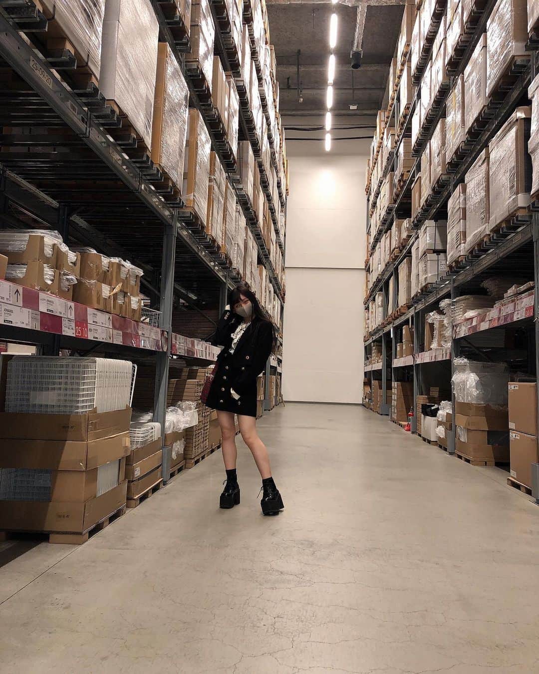 尾野寺みさのインスタグラム：「﻿ ﻿ ﻿ なんか、毎月のようにいってるらしいよ﻿ ﻿ 尾野寺家の人は﻿ ﻿ ﻿ ﻿ ﻿ #ikea﻿ ﻿ #クロップドジャケット #クロップド丈﻿ #クロップドトップス﻿ #サスペンススカート #ダブルボタン﻿ #ブラックコーデ #ワントーンコーデ ﻿ #ootd #今日のコーデ」