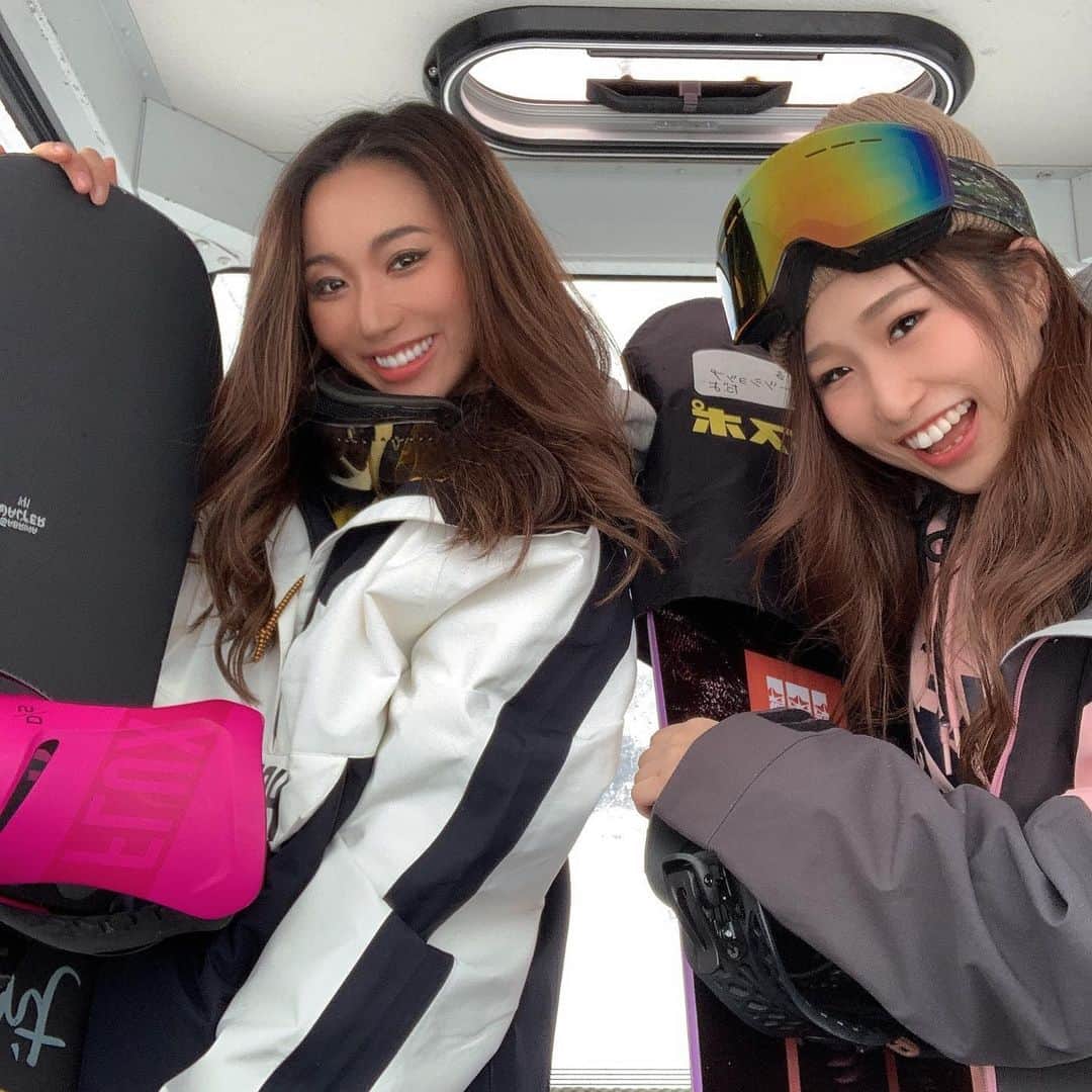 MAIMAIのインスタグラム：「今シーズン一番悪天候日！笑 吹雪、雨、そんな時もある。 だからこそ自然の遊びは楽しい！ 今日も地球にありがとー！🌍笑笑  お互い偏頭痛やばすぎて温泉入って爆睡してた！そんな一日💖笑 最高！  最後の写真可愛いw🐛  #舞子  #舞子スノーリゾート  #横乗り女子  #アクティブ女子  #グラトリ女子  #スノボ女子  #雪山  #新潟県上越市  #snowboarding  #nigata #maikosnowresort」
