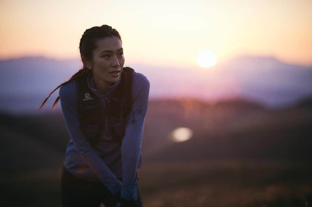 矢原里夏のインスタグラム：「#SalomonWoman﻿  「あなたにとってランニングとは？」って質問よく来るんですけど、『お布団干しと同じで、ちょっと面倒な時もあるけどやったら気持ちいいからやる」みたいな感じです☺︎ ﻿ ヤハラリカ公式サイトGALLERY https://yahararika.jp/gallery/﻿ 20-21winter﻿ ﻿ @salomon_japan ﻿ ﻿ #Salomonwmn × Travel × Japan﻿ 📸 @akira457_ ﻿ 💄 @mktub80.kiku ﻿ 👕 @ito.yamato ﻿ ﻿ ﻿ ﻿ #布団干し ﻿ #salomon #salomonambassador﻿  #runninggirl #running #marathon #trailrunning  #sportsgirl #fun #funrun #ランニング #ランニング女子 #スポーツ女子 #トレラン #トレラン女子 #マラソン #サロモン #ウルトラマラソン  #ヤハラリカ #アウトドア #rikayahara #スポーツ #サロモンアンバサダー  #ファンラン #冬 #japan #trip #旅ラン　﻿」