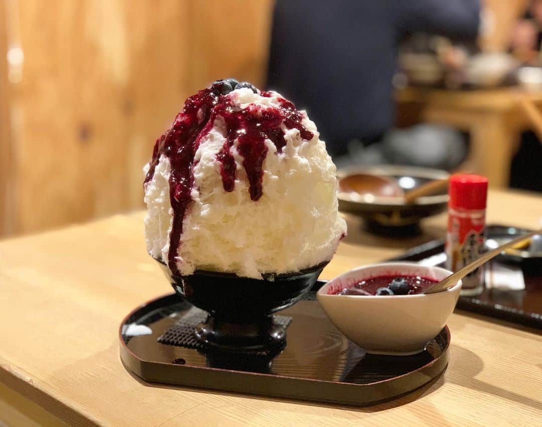 原田麻子さんのインスタグラム写真 - (原田麻子Instagram)「ブルーベリーヨーグルト  ブルーベリーの濃いこと！！ とろっとろ！うめぇなんだこれは ブルーベリー普段食べないけどさわやかなヨーグルトミルクとよく合いすぎている至福でしかない すでに食べたい  #かき氷#かき氷🍧#おやつ#ごはん#sweets#shaveice」2月15日 23時47分 - achakoko