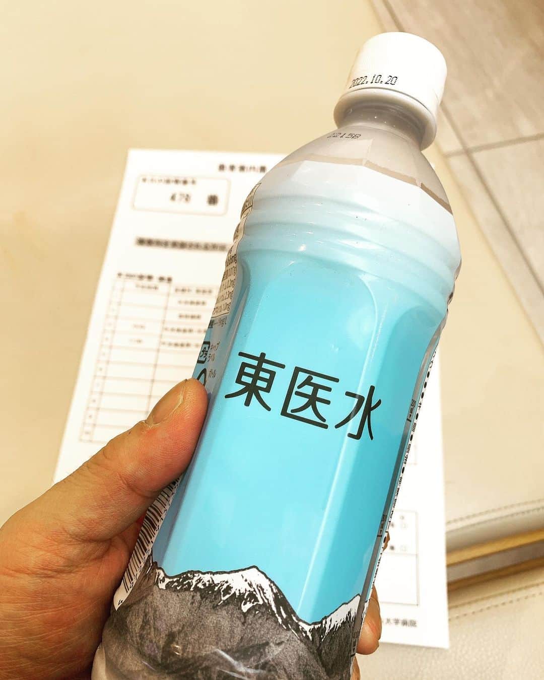 のインスタグラム：「久しぶりに朝から大学病院で 糖尿病関連の検査フルコースでした。  血液採取にて針拷問  尿検査で尿意来ないのに 次の検査が迫る強制排泄拷問  閉所恐怖症にとって かなりの恐怖のCTスキャン  両手首、両足首拘束で 強く締め付けられての 血圧、心電図計測  首にゼリーを塗られての 頚動脈エコー 暗室にて 首を30分間、責め続けられる拷問  終わったときの解放感。 すぐ帰宅してバタンと落ちましたｗ  相変わらずだったのは 検査フロアの廊下に響き渡る 肺活量検査室 女性技師の絶叫。  「吸って吸って吸ってーーー もっともっとーーー 吸ってーーそうそうそう もっと吸ってーーーー」  病院にいるのか いかがわしいところにいるのか 区別がつかなくなりそうなほど 異空間へ誘われる絶叫です。  随分前になりますが、 肺気腫の手術後、 こちらの先生の 吸って吸って〜〜！の声に けっこう吸わされましたｗ  写真は自販機で買った 「東医水」  たいした写真がなくて どうも吸いません。m(_ _)m  #病院 #検査 #拷問 #水 #hospital  #tokyo #japan #西新宿 #糖尿病 #ダジャレ」