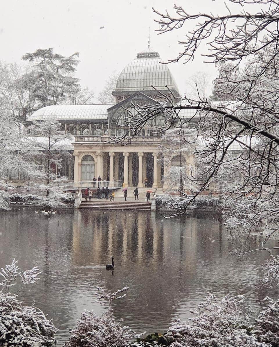 Guido Gutiérrez Ruizのインスタグラム：「❄️☀️🍂 Palacio de Cristal ❄️☀️🍂 Which one do you like more? ¿Cuál te gusta más?」