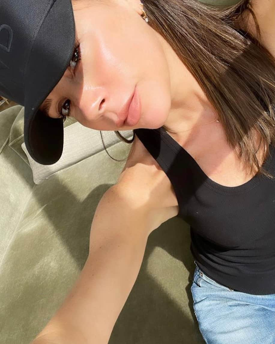 ヴィクトリアベッカムさんのインスタグラム写真 - (ヴィクトリアベッカムInstagram)「A sunny Monday in one of my most-worn #ReebokxVictoriabeckham pieces... it’s the perfect cap! #Veebok」2月16日 0時01分 - victoriabeckham