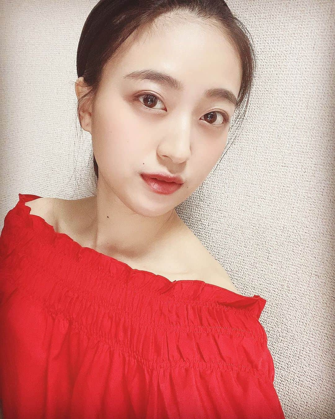 佐藤里菜のインスタグラム：「情熱の赤いハイビスカス🌺  配信アプリ「マシェバラ」ありがとうございました！  お昼の配信は私の特技のお話をしました🌾 夜配信では、常夏配信🌺 ということで！ 真っ赤なオフショルを着て配信しました！！ 見た目だけでも常夏に🌞🌴🐬✨ 配信のいい所のひとつは、室内配信だったら季節関係なく好きな服を着て配信できるところだなって思いました✨  写真はいつも笑顔が多かったので、キメ顔で失礼します😎  今日から後半戦、突入致しました！！ 初配信から1週間が経ったんです！あっという間😳 そのくらい、配信は楽しいです！ 残り5日も楽しみながら頑張っていきます！！ 後半も応援よろしくお願いします！  【Hitotsuyama Racing オーディション】参加中！ オーディション開催期間 2/8(月)0:00~2/20(土)23:59 1日1回のネットファン投票もよろしくお願いします！ オーディション詳細、ネットファン投票はプロフィールにあるURLからご覧下さい！ みなさんの力を貸してください！ どうぞよろしくお願いします！  「GIF」←みなさんこの子の読み方知ってました？  #オーディション #レースクイーン #レーシング #マシェバラ #特技 #田植え #常夏 #配信 #オフショル #テンション高め #でした #今日もありがとう #後半戦 #頑張ります #応援よろしくお願いします #佐藤里菜 #さとりな #ちゃんり #rina #audition #promotionalmodel #circuit #red #thankyou #japan #followｍe」