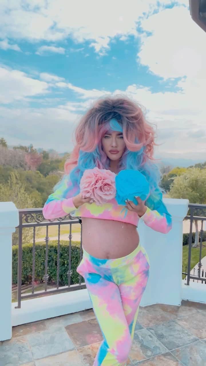 ジャクリーン・マッキネス・ウッドのインスタグラム：「Annnndddd the category IS......Gender Reveal Extravaganza 🍭#genderreveal 😂🤍」