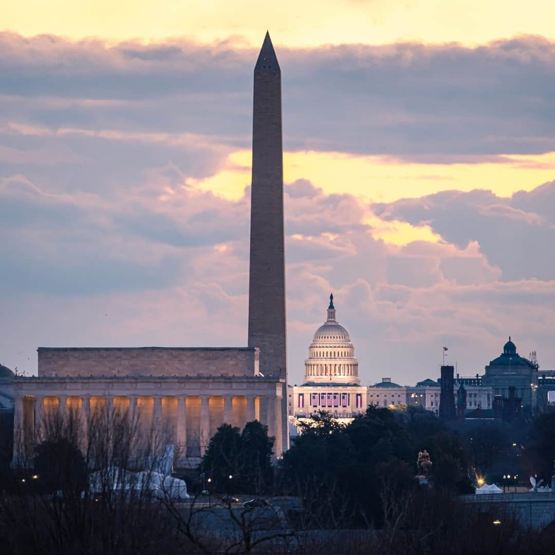 アメリカ内務省さんのインスタグラム写真 - (アメリカ内務省Instagram)「Happy Presidents Day! Though the day is now generally understood to honor all American presidents, the actual federal holiday remains Washington's Birthday, in tribute to our first president: George Washington. His legacy is honored around the world and in the numerous counties, cities, buildings, colleges and organizations that bear his name, and especially at the #Washington Monument on the National Mall in #WashingtonDC Standing 555 feet tall, it is the tallest building in our nation's capital and was the tallest building in the world upon its completion in 1884. Photo of @nationalmallnps courtesy of Geoff Livingston (@geoffliving). #PresidentsDay」2月16日 0時10分 - usinterior