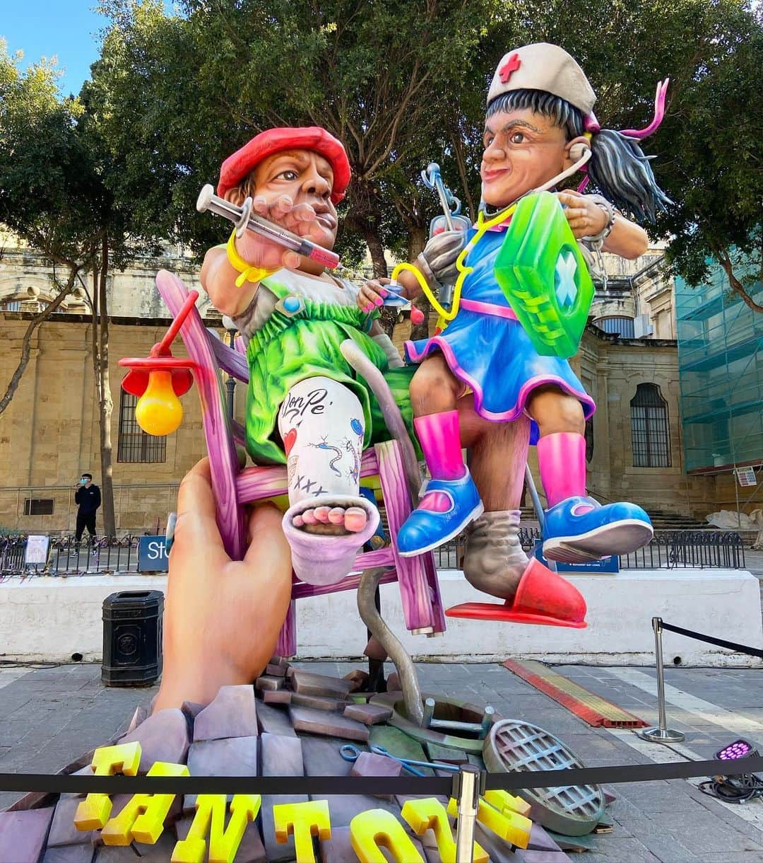 荒尾茉紀さんのインスタグラム写真 - (荒尾茉紀Instagram)「シュール🙂  どれが好きですか❓私は2枚目❗️  #malta #valletta #マルタ留学 #バレッタ #carnival #カーニバル #今年は展示だけ #maltesecarnival」2月16日 0時04分 - maki.arao