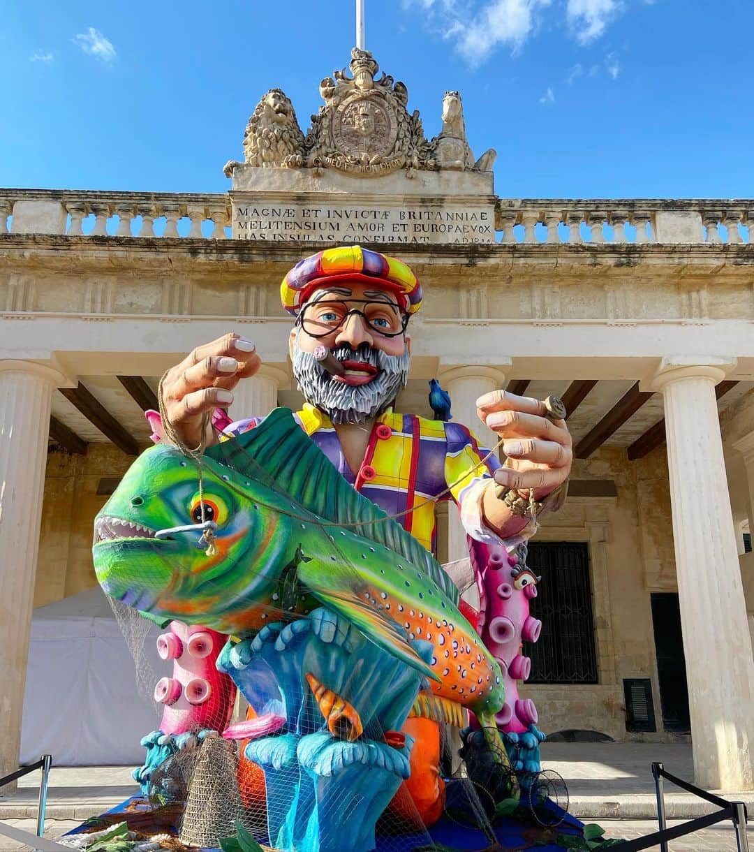 荒尾茉紀のインスタグラム：「シュール🙂  どれが好きですか❓私は2枚目❗️  #malta #valletta #マルタ留学 #バレッタ #carnival #カーニバル #今年は展示だけ #maltesecarnival」