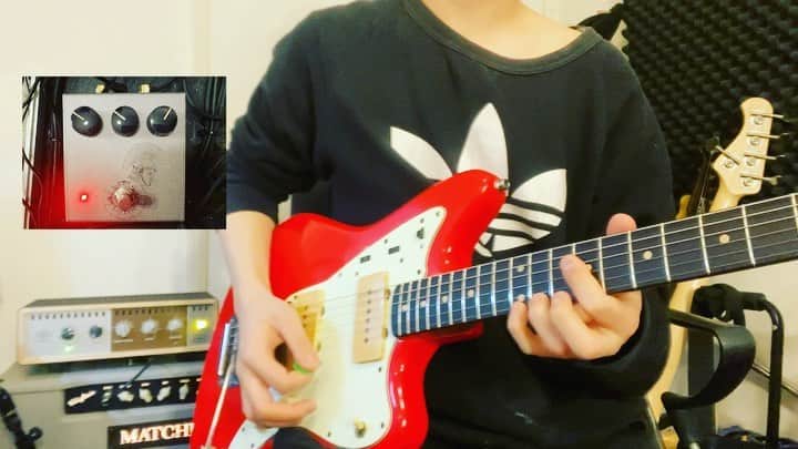 山岸竜之介のインスタグラム：「さっそく弾いてみました 内カメが何故かモヤモヤして エフェクトかけたみたいでカッコイイww めっちゃくちゃいい音。  使用機材 1962 Fender Jazzmaster 1997 Matchless Chieftain Organic Sounds Ares #OrganicSounds #Jazzmaster #Fender #matchless #neosoulguitar #neosoul #sologuitar #instrumental」